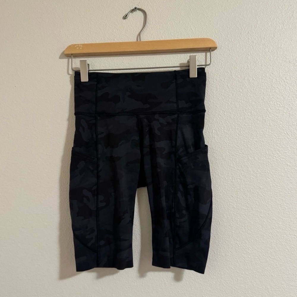 Lululemon Women's Black Camouflage Bike Shorts w/ pockets